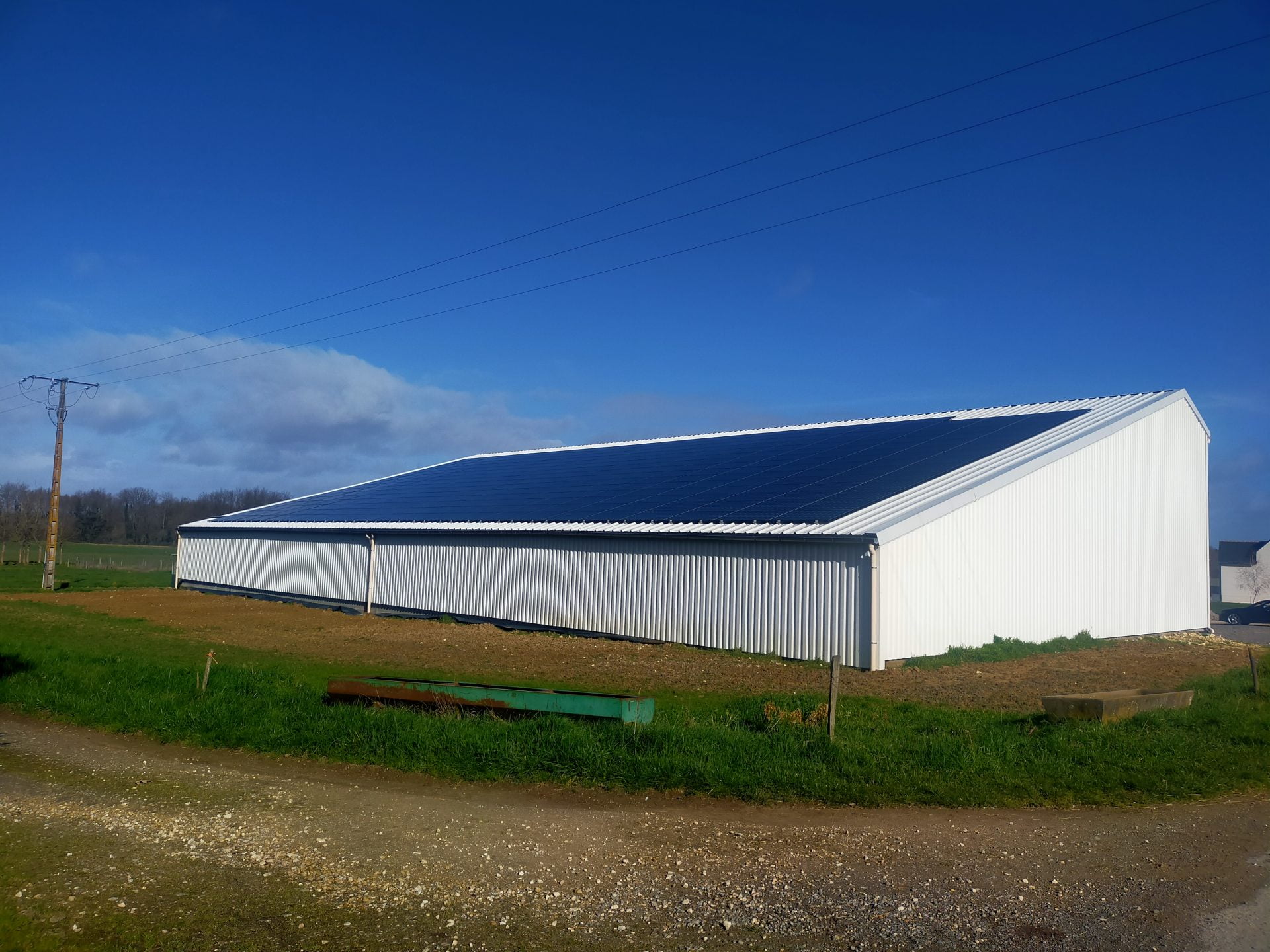 https://batiment-gratuit.fr/wp-content/uploads/2022/09/hangar-agricole-solaire.jpg